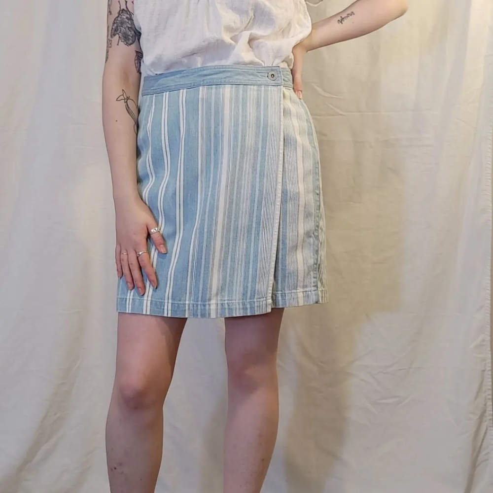 liz claiborne • light-wash striped skort